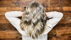 Najlepšie spôsoby, ako nenápadne zamaskovať šediny: módne techniky, ktoré ich zakryjú